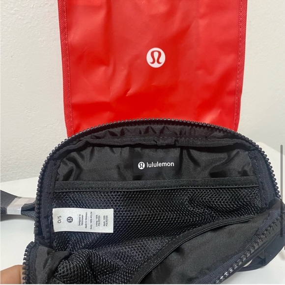 Lululemon Everywhere Belt Bag NWT - Picture 4 of 8